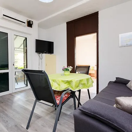 Gonar 300 Rab Apartment *